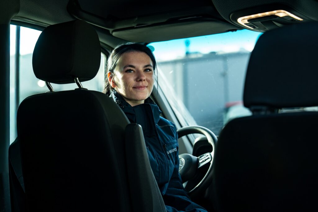Chauffør sidder bag rattet i en Vikingbus-minibus klar til at køre handicaptransport.